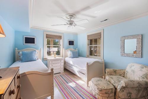 1 dormitorio con 2 camas y sofá en 9 2nd Avenue, en Isle of Palms
