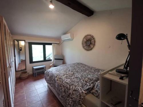 une petite chambre avec un lit et une fenêtre dans l'établissement Mas Cévenol et piscine 8 personnes 4 chambres, à Durfort-et-Saint-Martin-de-Sossenac