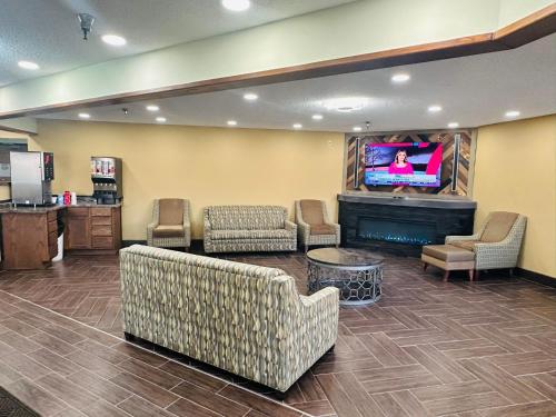 una sala de espera con sofás y TV de pantalla plana. en Studio 7 on Main, en West Fargo