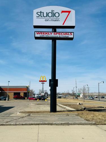 ein Schild für ein Geschäft auf einem Parkplatz in der Unterkunft Studio 7 on Main in West Fargo