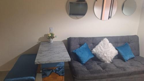 a living room with a couch and a table at Apartamento cerca a Medellín - Puerta del norte Bello in Machado