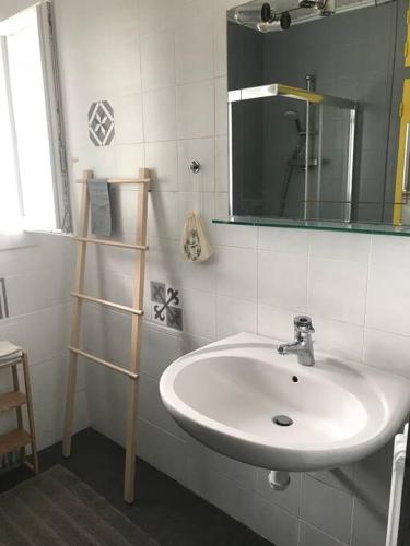 une salle de bain avec un lavabo et un miroir dans l'établissement Maison de vacances,L'Epine, 4 chambres, 8 couchages, à LʼÉpine