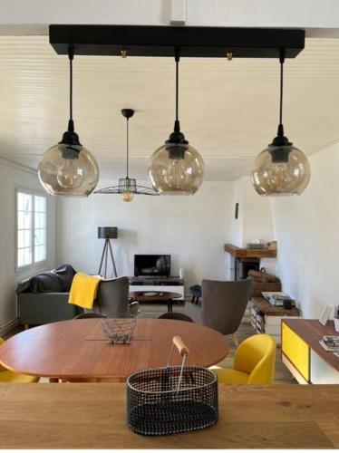 - un salon avec une table et plusieurs lumières dans l'établissement Maison de vacances,L'Epine, 4 chambres, 8 couchages, à LʼÉpine