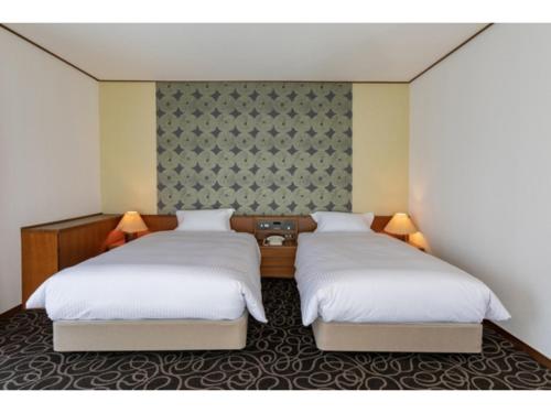 久留米市にあるSuikoyen Hotel - Vacation STAY 53777vのベッドルーム1室(ベッド2台付)