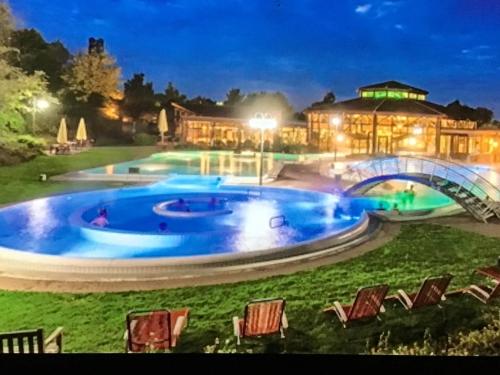 una gran piscina en un patio por la noche en Ferienwohnung in Thermalbadnähe, en Bad Saulgau