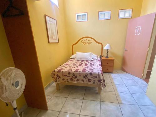 チャパラにあるCasa Vida Bellaの小さなベッドルーム(ベッド1台、ファン付)