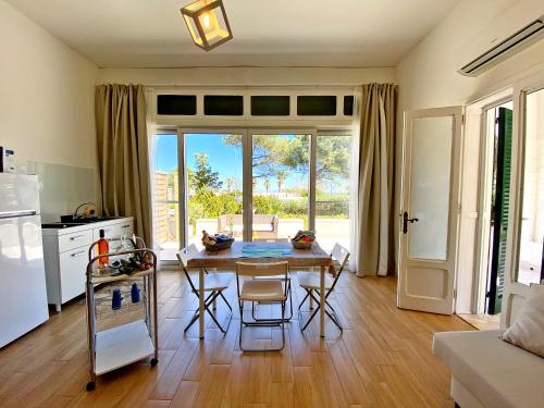 eine Küche und ein Esszimmer mit einem Tisch und Stühlen in der Unterkunft La prima casa in Polignano a Mare