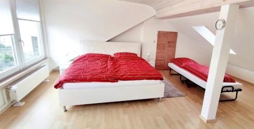 ラシュタットにあるGemütliches Gästehaus am Parkのベッドルーム1室(白いベッド1台、赤い掛け布団付)