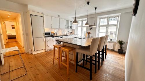 a kitchen with a table and chairs in a room at Central apartment - RAP 7 in Copenhagen