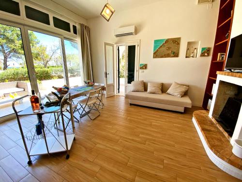 ein Wohnzimmer mit einem Sofa und einem Kamin in der Unterkunft La prima casa in Polignano a Mare