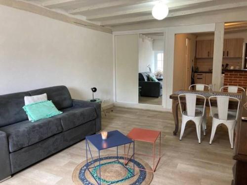 un salon avec un canapé et une table dans l'établissement Blois : charmant studio, à Blois