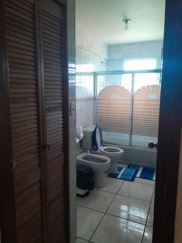 ein Bad mit einem WC und einem Waschbecken in der Unterkunft Los Pepinos Apartment in San Sebastian