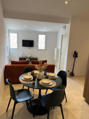 un salon avec une table, des chaises et un canapé dans l'établissement Superbe T2 au cœur de la Ciotat, à La Ciotat