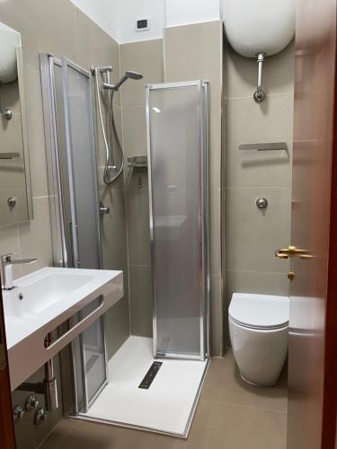 サンタ・マリネッラにあるVillino Gregoraci Relaisのバスルーム(シャワー、トイレ、シンク付)