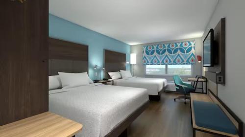 Habitación de hotel con 2 camas y ventana en Tru By Hilton Wilmington Mayfaire, en Wilmington