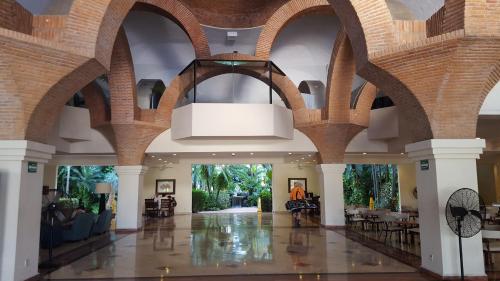 una hall con un grande soffitto e un lampadario a braccio di Velas Vallarta a Puerto Vallarta