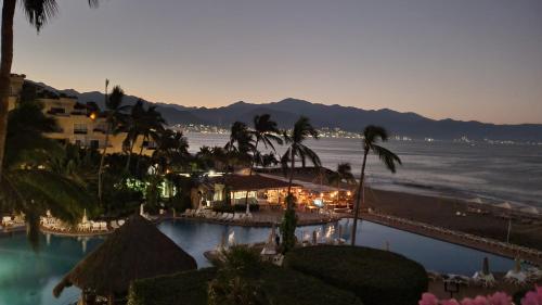 vista para um resort com piscina e oceano em Velas Vallarta em Puerto Vallarta