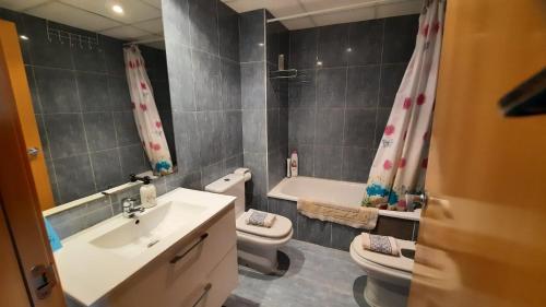 ein Badezimmer mit einem Waschbecken, einem WC und einer Badewanne in der Unterkunft Enjoy the swimming pool and relax in Cap Salou in Salou