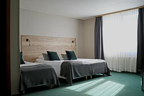 Cette chambre comprend 2 lits et une fenêtre. dans l'établissement Hotel Hvolsvollur - Central South Iceland, à Hvolsvöllur