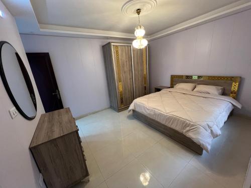 - une chambre avec un lit et un miroir dans l'établissement Comfortable stay, à Amman