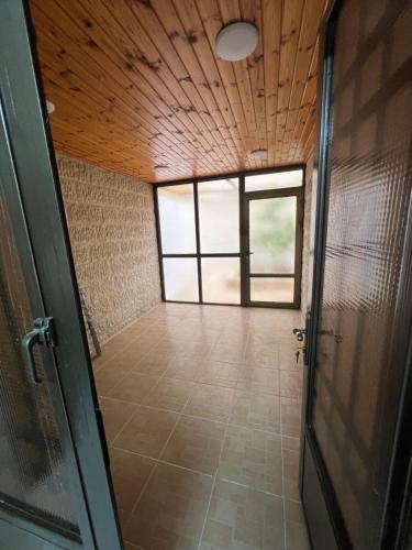 un couloir vide avec une porte et une fenêtre dans l'établissement Comfortable stay, à Amman