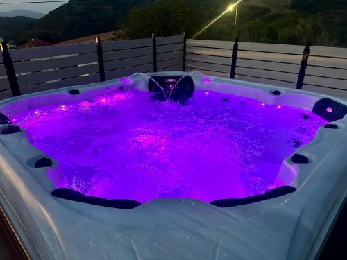 una bañera de hidromasaje con tintura púrpura en un patio trasero en Villa Eftychia, en Kissamos