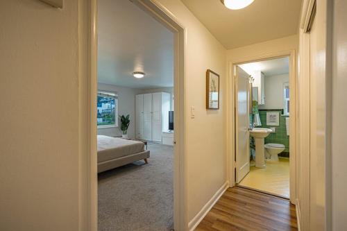 Waterfront Penthouse with Panoramic Views near Alki_2