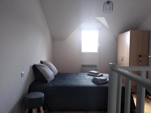 une petite chambre avec un lit et une fenêtre dans l'établissement Les Chauvets, à Langogne