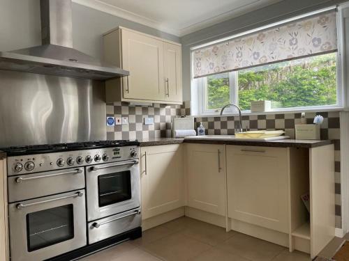 A cozinha ou cozinha compacta de Hot Tub, Holiday Home in Rural Aberdeen, Near to Stonehaven & Aberdeen City, Superhost.