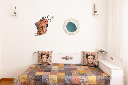 een slaapkamer met een bed met een quilt bij ART HOUSE HELLEN in Kalabaka