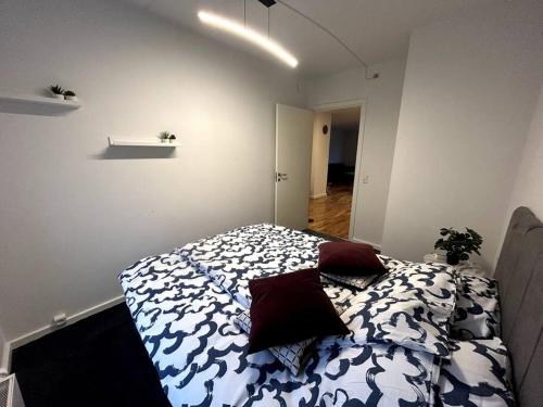 Una cama o camas en una habitación de Skøn bolig, Rummelig og tæt på centrum, 3 værelser