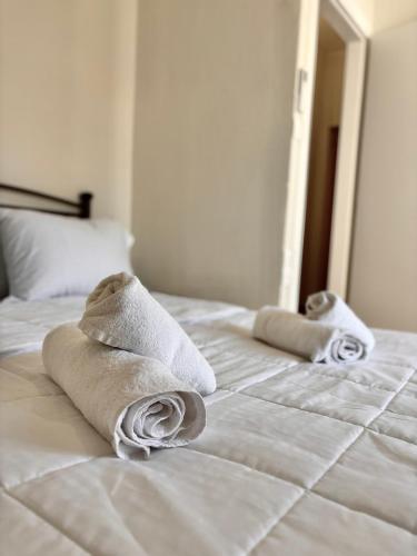 two towels sitting on top of a bed at Elite84Kimolia in Mastambás