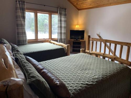 Ένα ή περισσότερα κρεβάτια σε δωμάτιο στο Fence Lake Condo #10