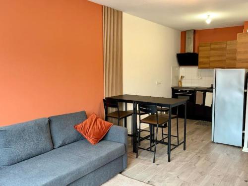 un salon avec un canapé et une table et une cuisine dans l'établissement T2 moderne, Festival Avignon en été, à Avignon