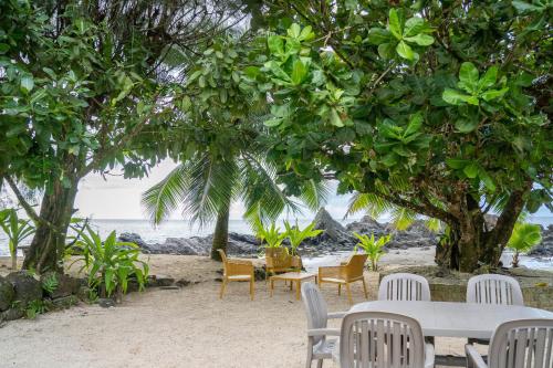 a group of tables and chairs on the beach at LE ROCHER DE TAHITI in Mariuti