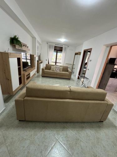 duży salon z kanapą i telewizorem w obiekcie LIKE HOME w mieście Norma