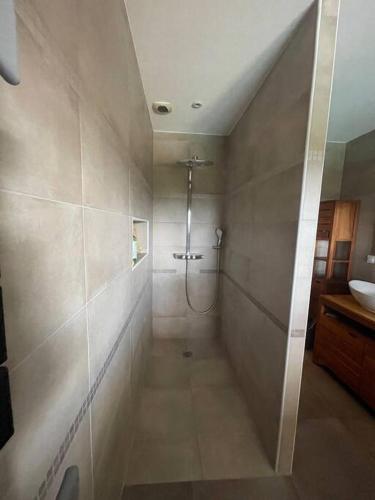 une salle de bain avec douche et lavabo dans l'établissement Villa superbe vue mer calme sans vis-à-vis, à Laouque