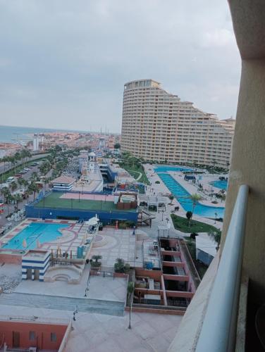 a view of a hotel and a swimming pool at اجمل شاليهات باهرامات بورتو السخنه in Suez
