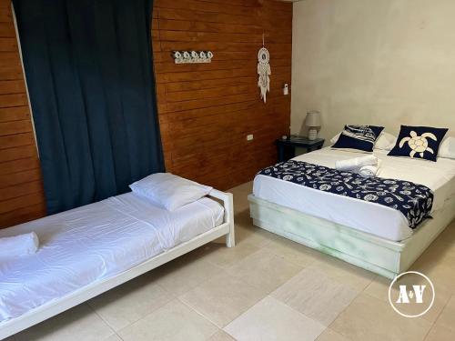 two beds sitting next to each other in a bedroom at Aqui Ahora at Villa Verde in San Andrés
