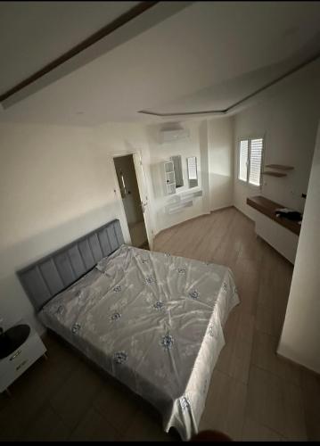 ein Schlafzimmer mit einem großen Bett in einem Zimmer in der Unterkunft Bel appartement in Zarzis