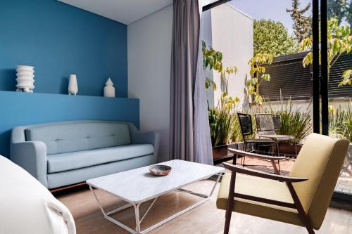 a living room with a couch and a table at Pug Seal Polanco Allan Poe in Mexico City