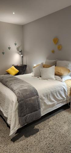 ein Schlafzimmer mit einem großen Bett in einem Zimmer in der Unterkunft Kiwiblue in Kerikeri