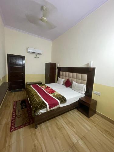 a bedroom with a large bed in a room at Hotel Fusion Best Rooms in Agra