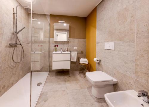 a bathroom with a toilet and a shower and a sink at Residence Casa Coppa Appartamento Ivy in Omegna