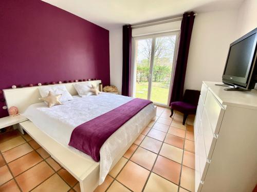 une chambre avec un lit blanc avec un mur violet dans l'établissement Air-conditioned villa with fresh eggs & vegetables, à Roquefort-les-Pins