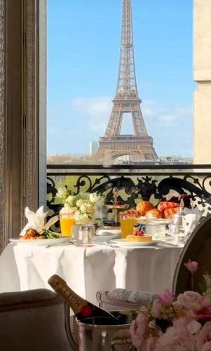 Eiffel Tower / Tour Eiffel