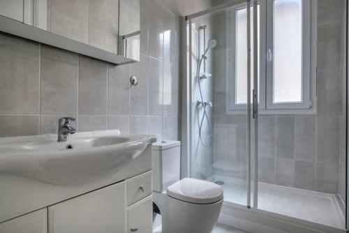 une salle de bain avec un lavabo, des toilettes et une douche dans l'établissement Eiffel Tower / Tour Eiffel, à Paris