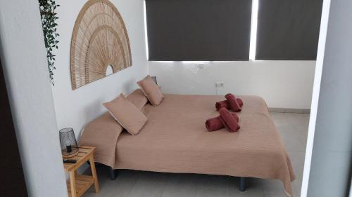 コラレホにあるNuevo Loft Vistasの小さなベッドルーム(赤い枕のベッド付)