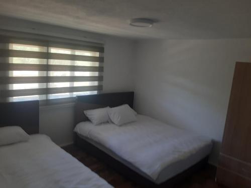 Ένα ή περισσότερα κρεβάτια σε δωμάτιο στο Hasan's apartment - holiday house - vikendica - kuća za odmor - apartman