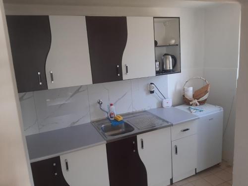 Η κουζίνα ή μικρή κουζίνα στο Hasan's apartment - holiday house - vikendica - kuća za odmor - apartman